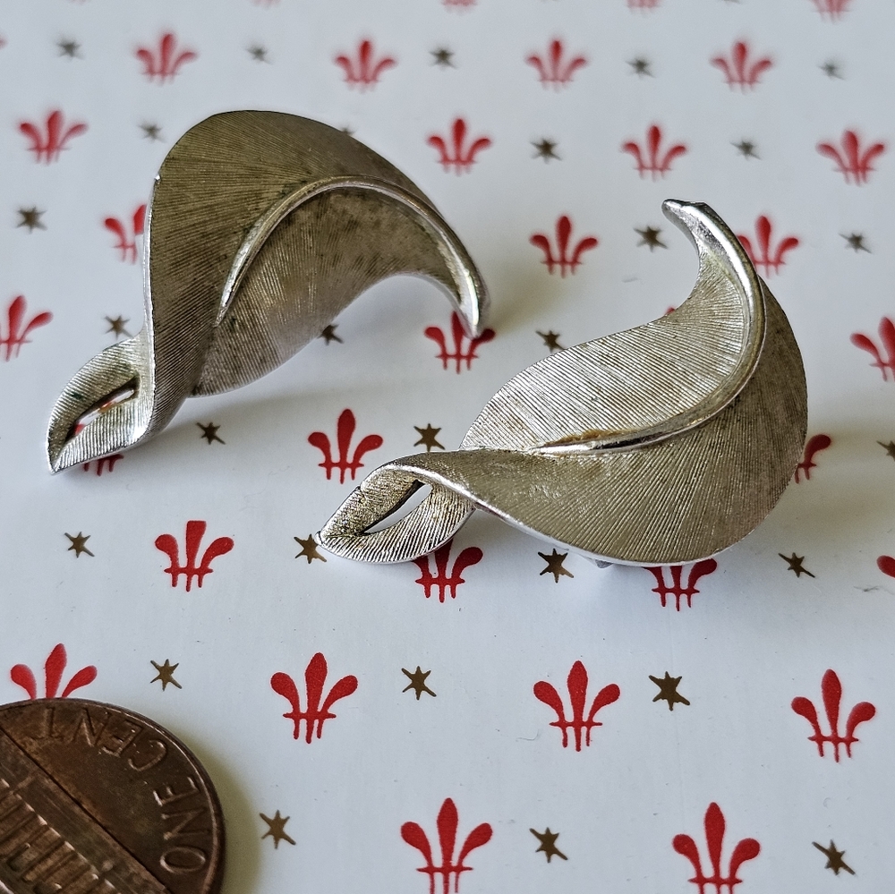 EUC Trifari Silver Tone Mad Men Era Metal Leaf Clip Earings